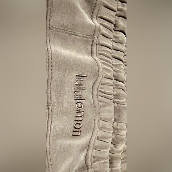 Size 10 LULULEMON crops! - Picture 4 of 7
